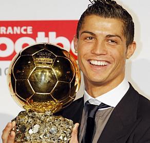 Cristiano Ronaldo com o prêmio de 2008